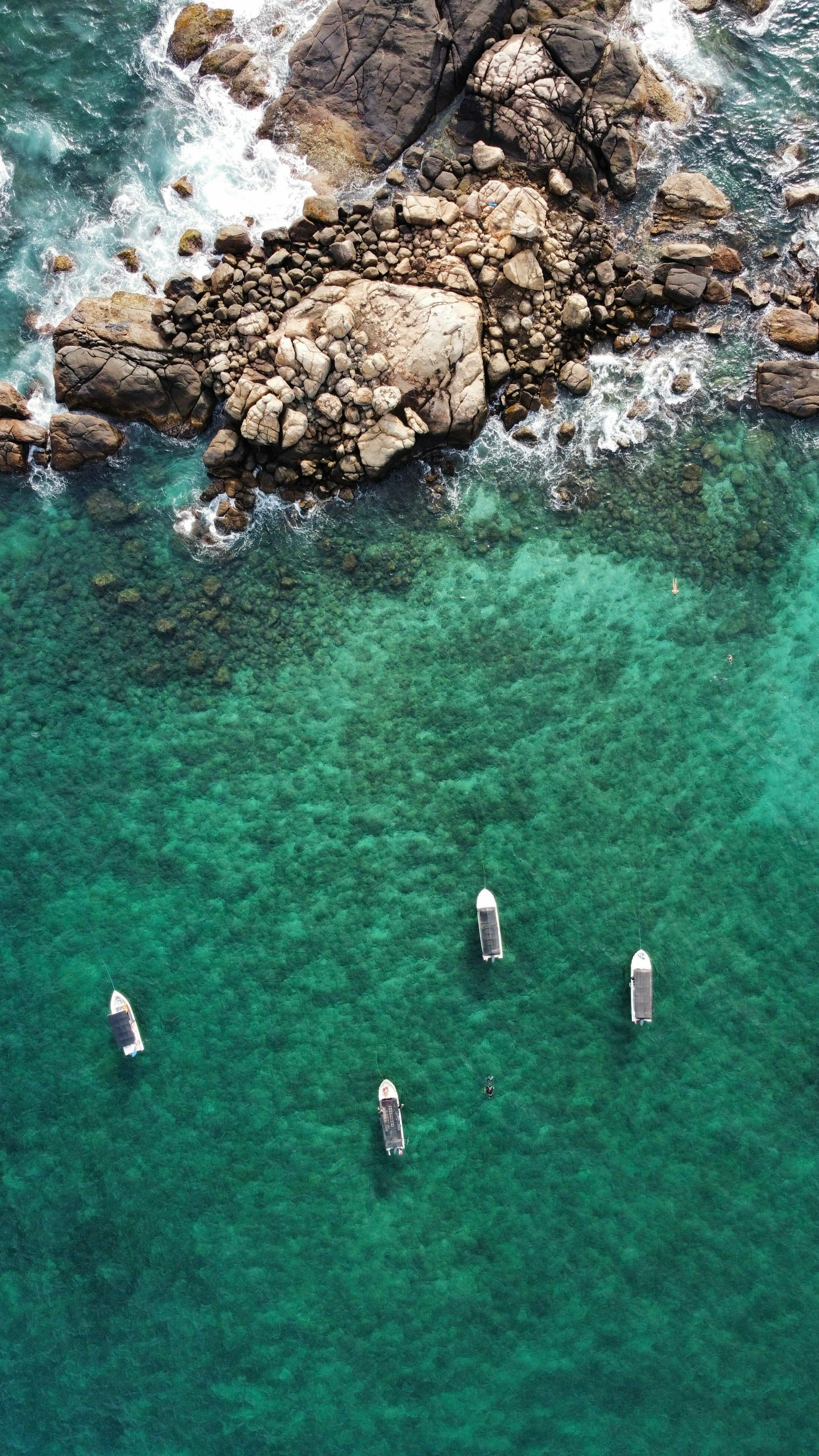 Fischerboote auf dem Wasser an der Küste