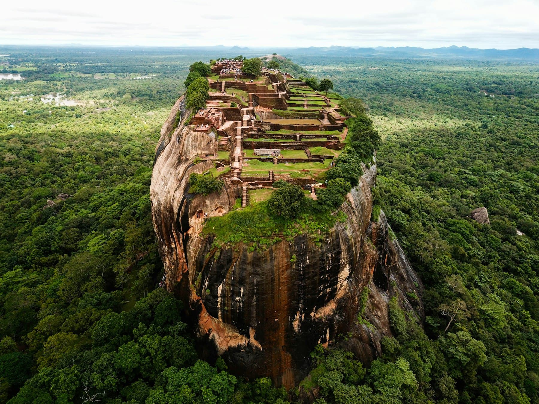 Die Felsenfestung Sigiriya über der Ebene